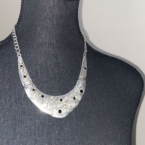Metal jewelled necklace